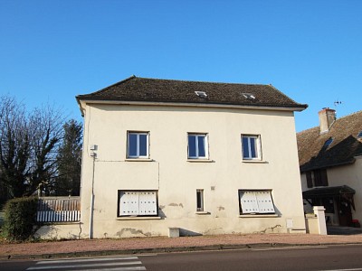 IMMEUBLE DE RAPPORT A VENDRE - ST LOUP DE VARENNES - 157 m2 - 135000 €